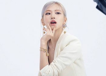Phối vòng tay và dây chuyền cá tính như Rosé (Black Pink)