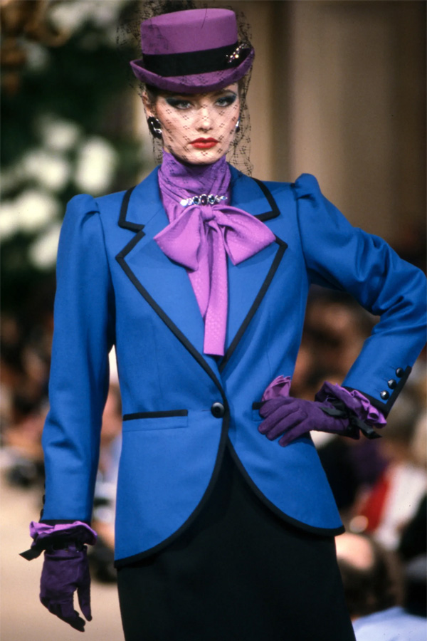 Yves Saint Laurent mang màu xanh và đen lên sàn catwalk