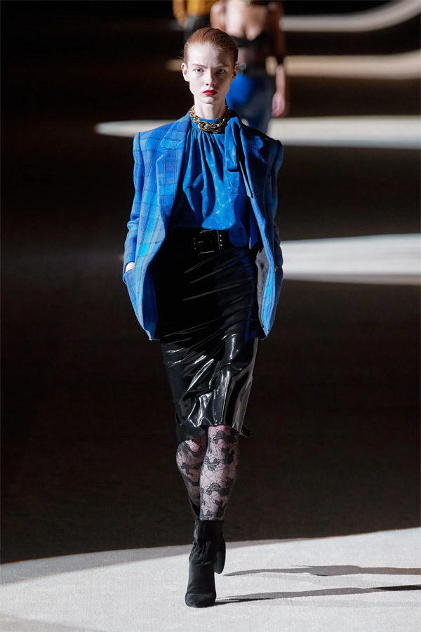 Yves Saint Laurent mang màu xanh và đen lên sàn catwalk