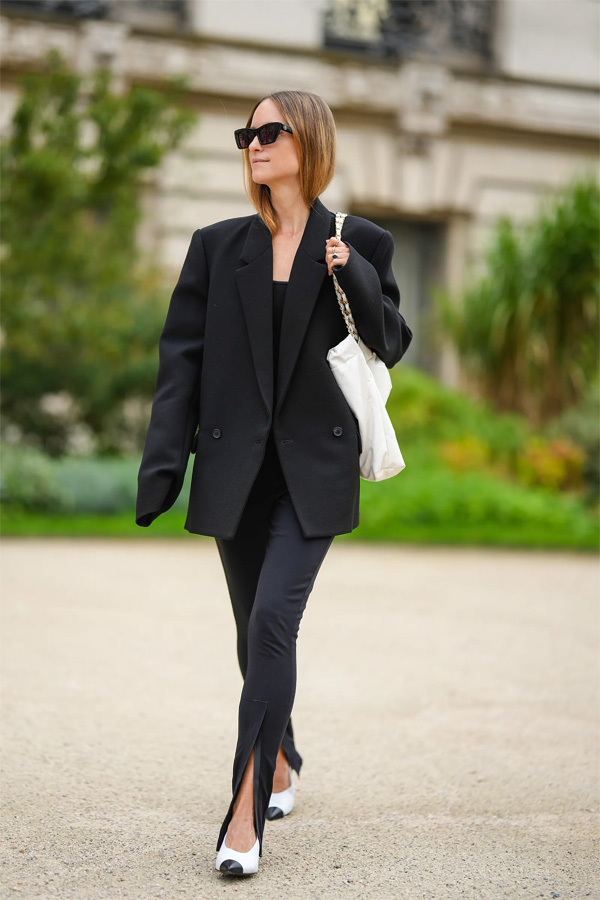 Quần legging xẻ tà với giày 2 tông màu
