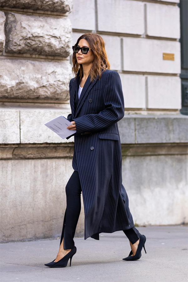 Quần legging xẻ tà với giày cao gót mũi nhọn