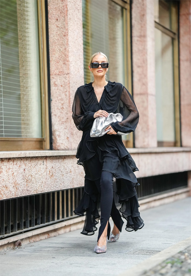 Quần legging xẻ tà với đôi giày đính đá