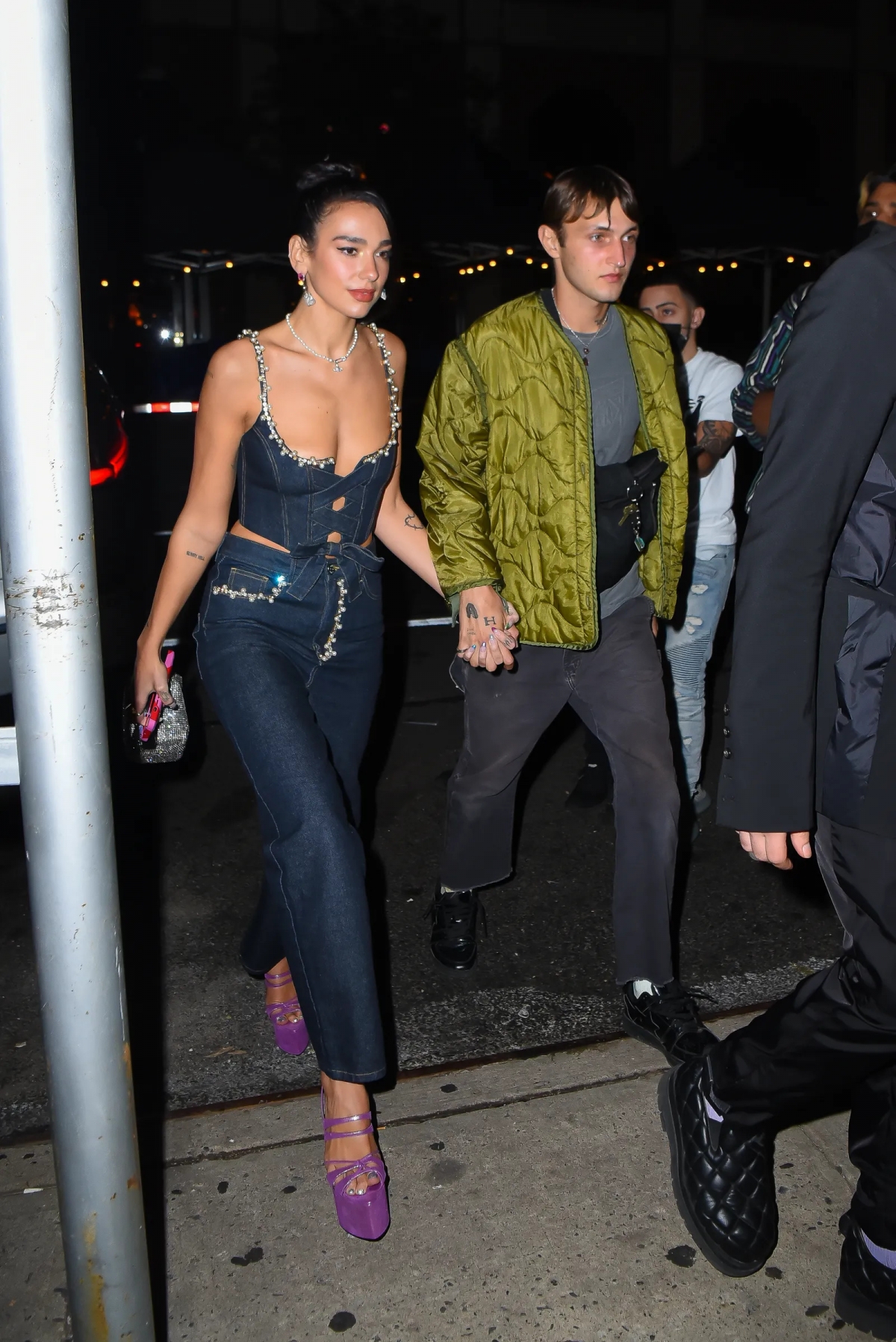 Dua Lipa ưu ái đôi platform đến từ thương hiệu D’Accori.