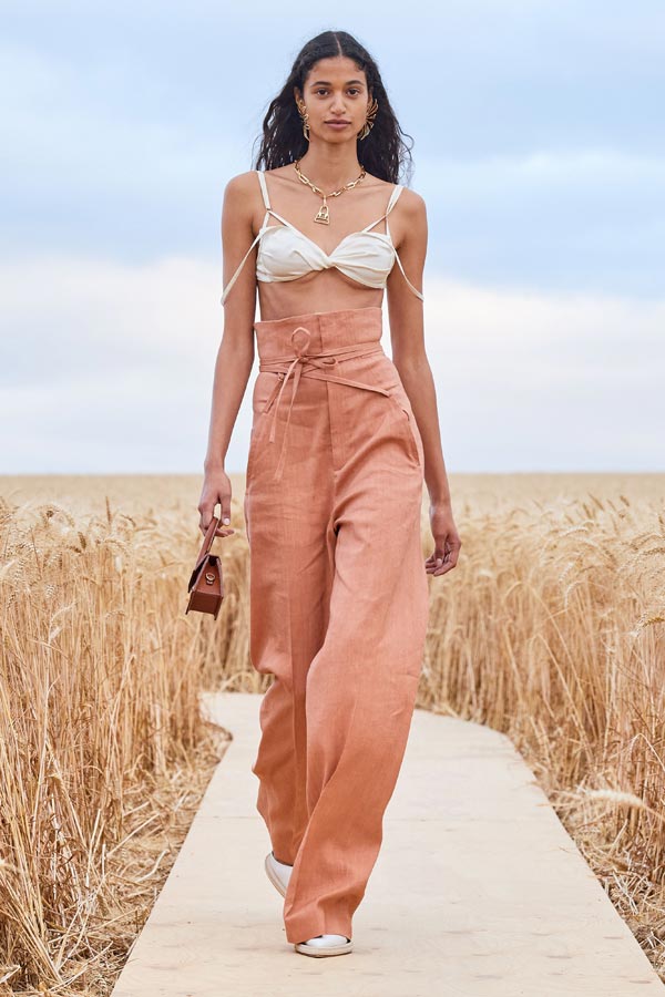 Quần ống loe + áo crop top