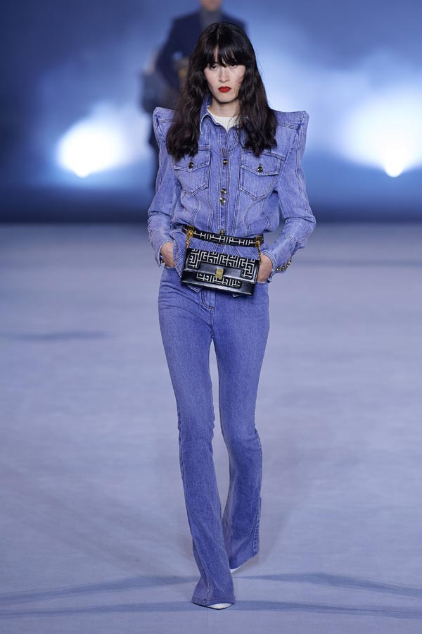 Quần ống loe + áo khoác denim