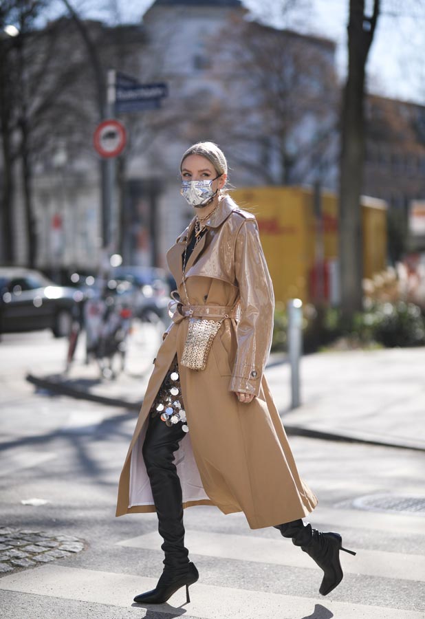 Áo khoác trench coat và một đôi bốt cao