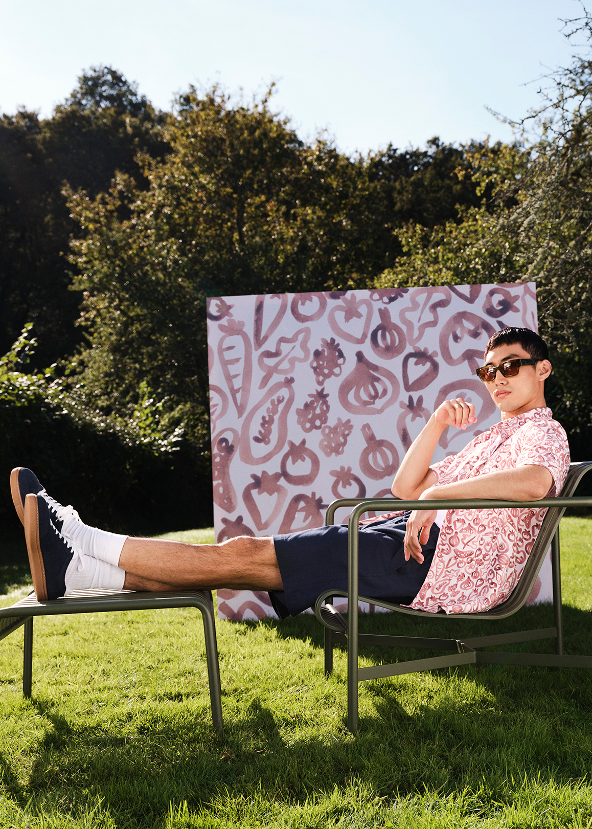TED BAKER phác họa bức tranh về vùng thảo nguyên xanh mát thông qua các thiết kế họa tiết hoa đặc trưng.