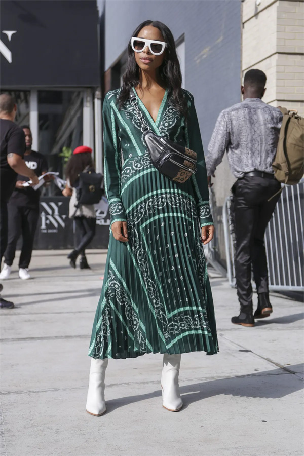 Smart casual outfits: Váy midi và bốt
