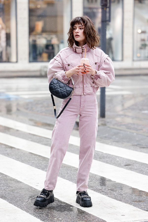 Denim on denim với màu hồng cổ để có phong cách thể thao và đường phố hơn