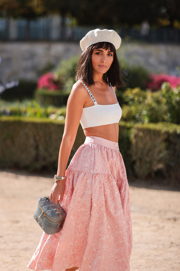 Phong cách cô gái Pháp quyến rũ với váy rộng cổ yếm màu hồng, áo crop top trắng phối cùng mũ nồi