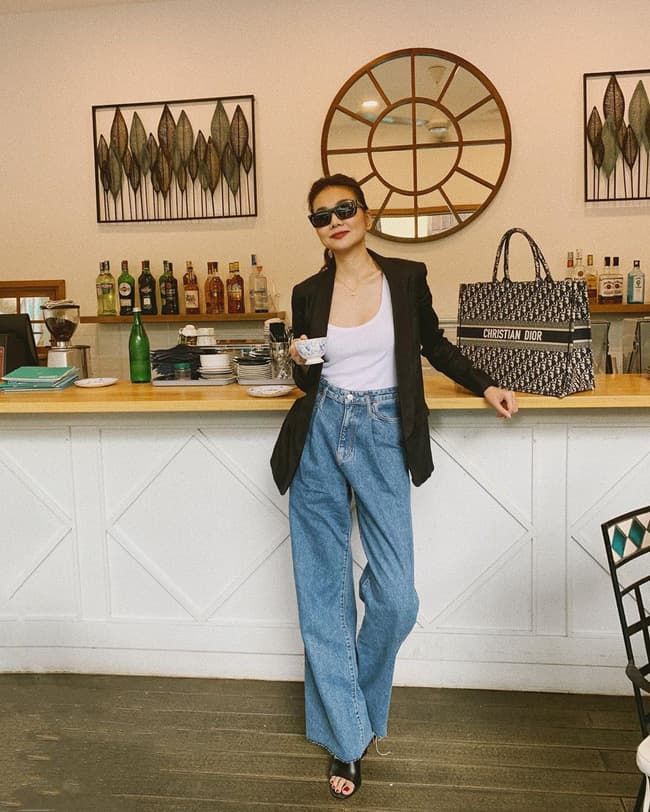 Chiếc áo blazer chất liệu thô, có độ cứng sẽ hoàn hảo khi được mix cùng quần jeans, linen