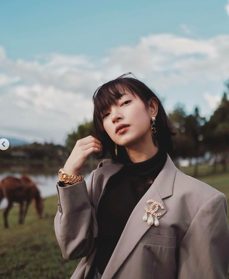 Phụ kiện tô điểm nhẹ nhàng cho tổng thể trang phục Blazer