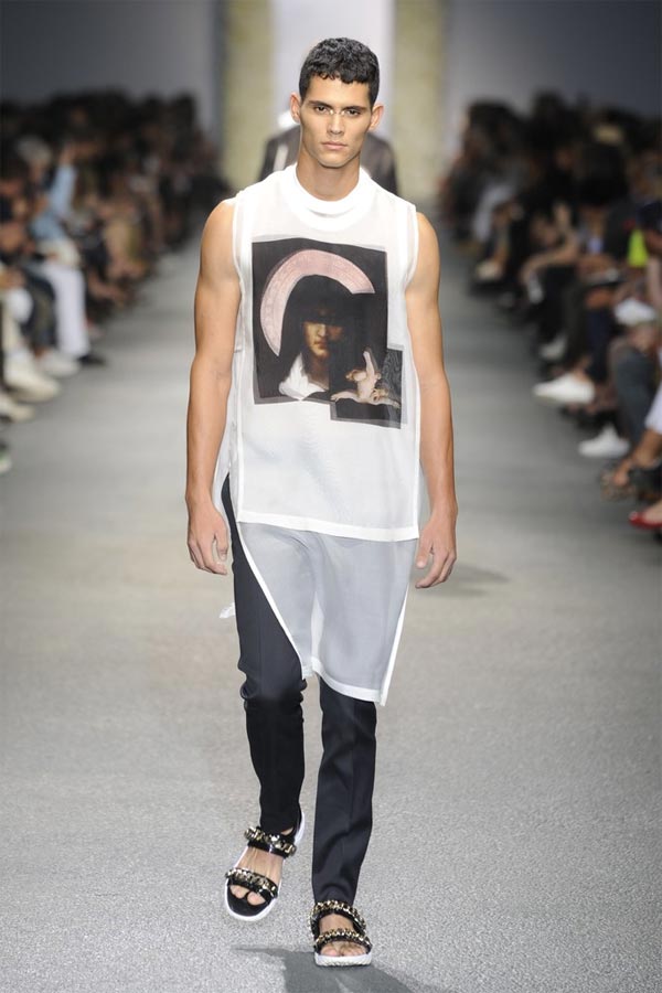 Nét vẽ graVti tái hiện hình ảnh Phục Hưng của Đức Mẹ trên áo phông của Givenhy thời Ricardo Tisci