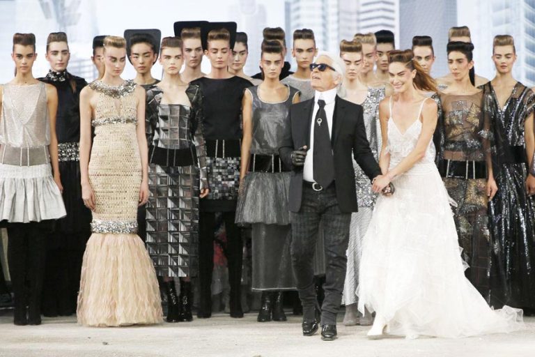 Ngài Karl Lagerfeld trong show Chanel mùa RTW Thu Đông 2013