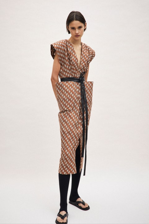 Dép xỏ ngón của Bassike mùa RESORT 2021