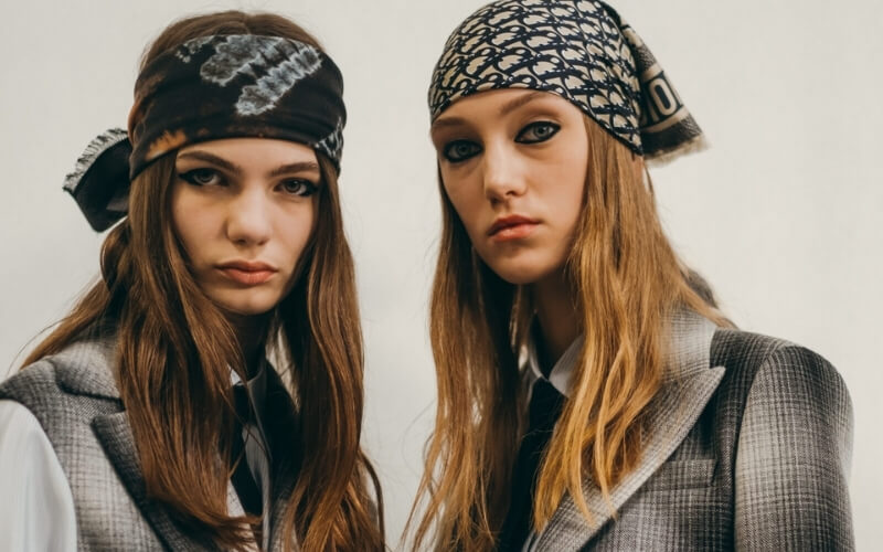 Khăn vuông lụa và sự hồi sinh mạnh mẽ trên sàn catwalk hiện đại