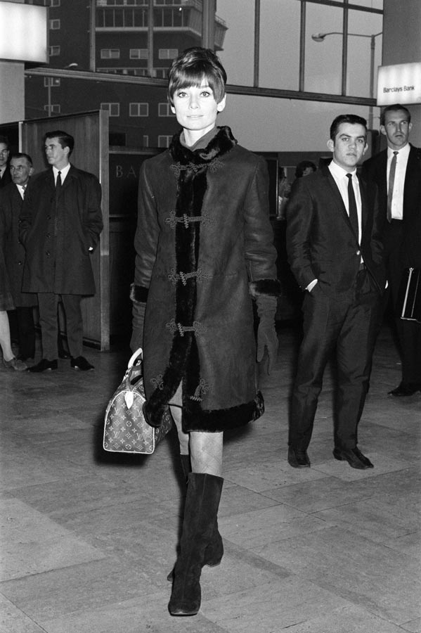 Nữ minh tinh Audrey Hepbern với chiếc túi Speedy. Ảnh: Getty Image