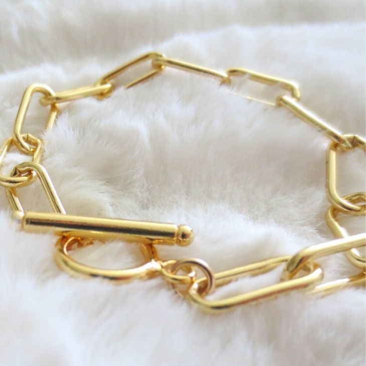  các mẫu vòng này còn được trang trí với các loại đá trắng hoặc mặt charm