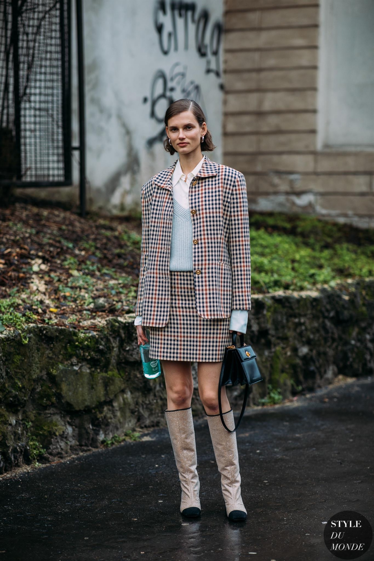 Trang phục preppy trở nên mới mẻ, thời thương hơn với đôi bốt cao