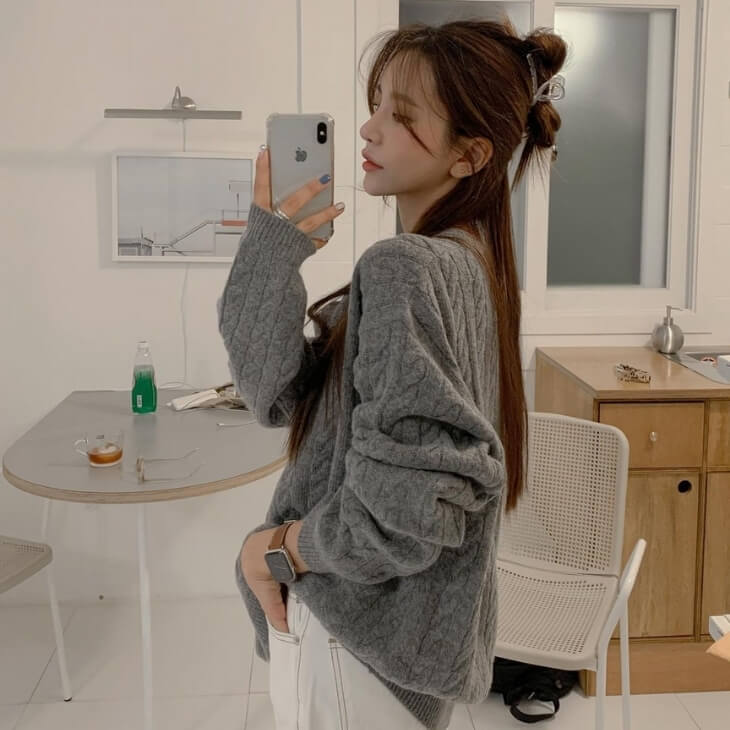 Bạn có thể thử xoắn nhẹ 2 lọn tóc và dùng kẹp cố định lại