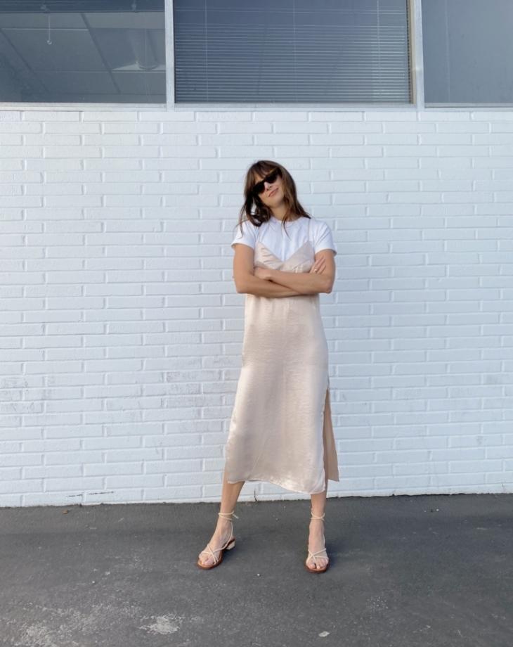 Chiếc đầm slip dress kết hợp áo thun trơn