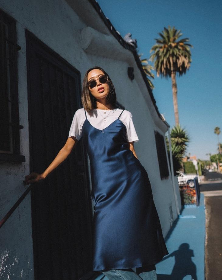 Chiếc đầm slip dress kết hợp áo thun