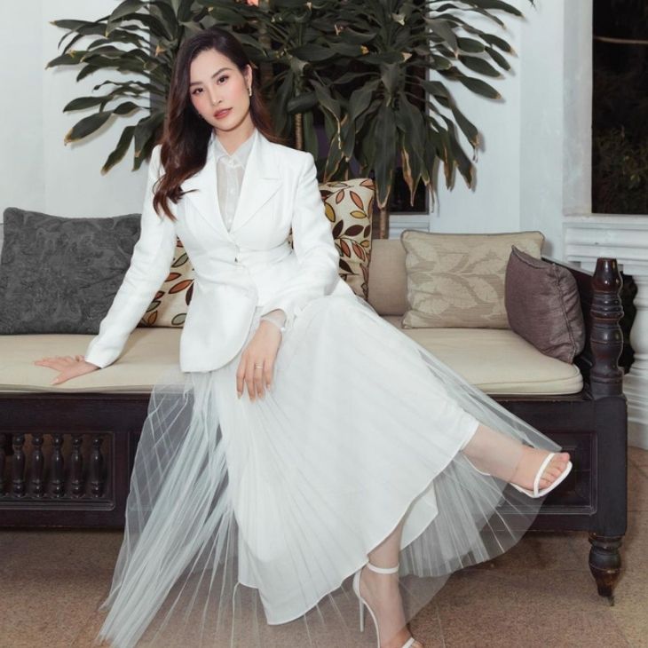 Váy voan xếp ly