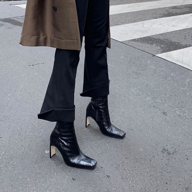Thời thượng cùng boots cổ cao mũi vuông lạ mắt