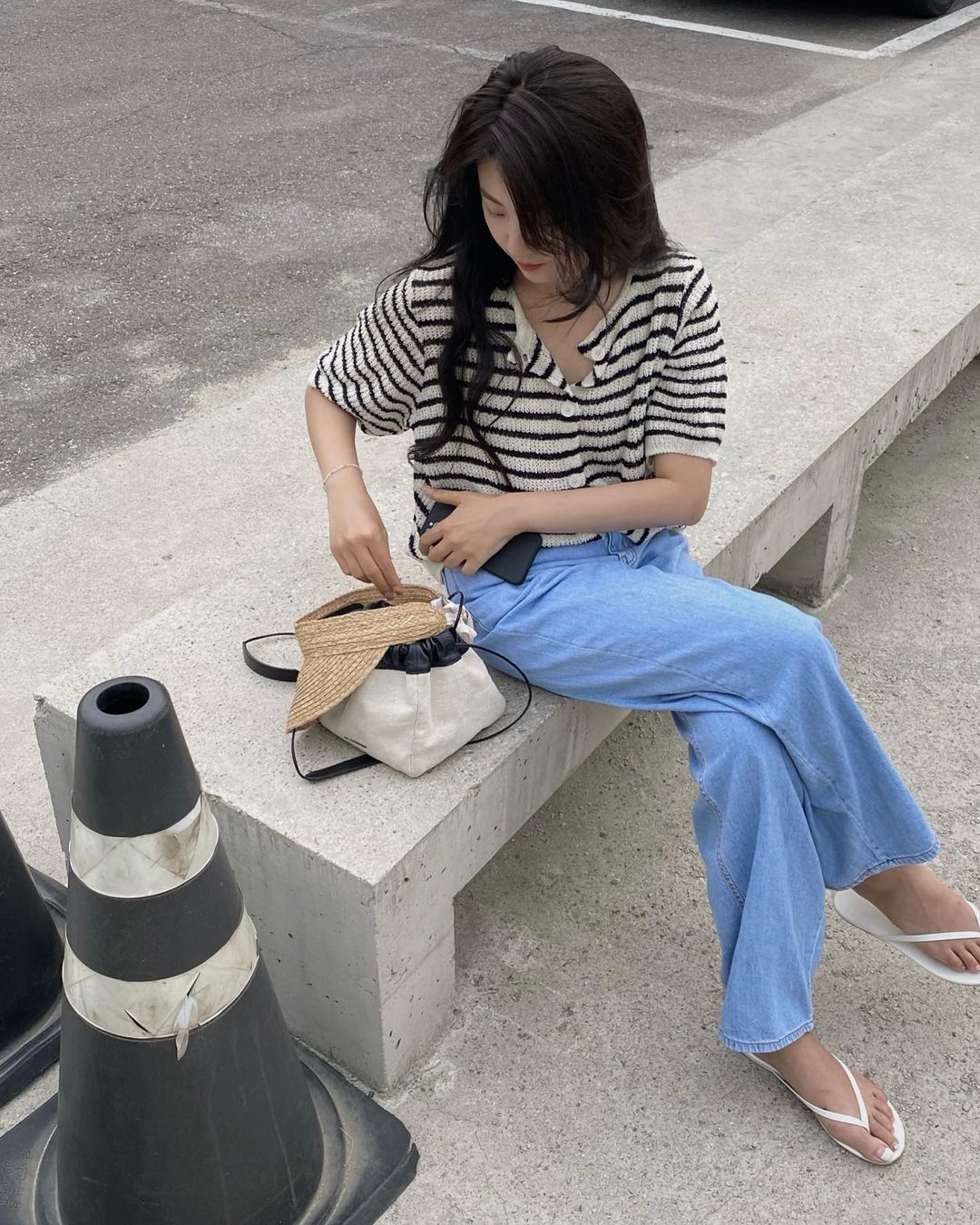 thời trang công sở với áo kẻ sọc và quần jean