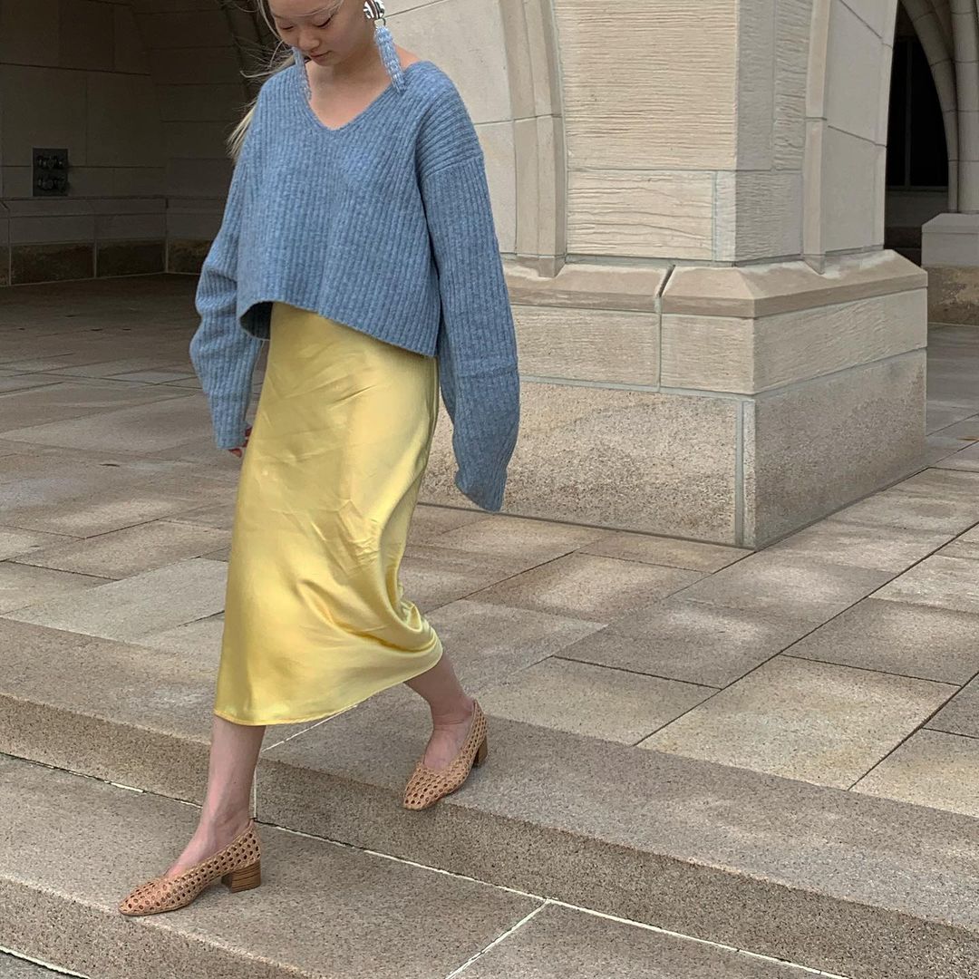 thời trang công sở với sweater và váy lụa 