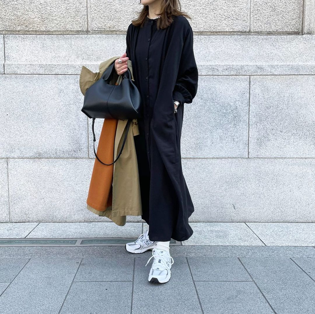 thời trang công sở với giày sneaker