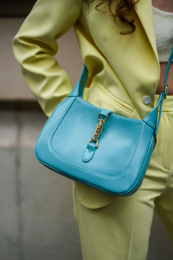 Street style với túi Gucci Jackie 1961 / Ảnh: EDWARD BERTHELOT