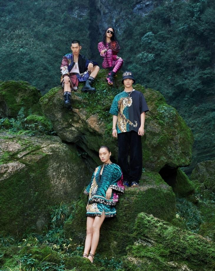 Salvatore Ferragamo phiêu lưu trong thế giới kỳ ảo Tiger In Wonderland