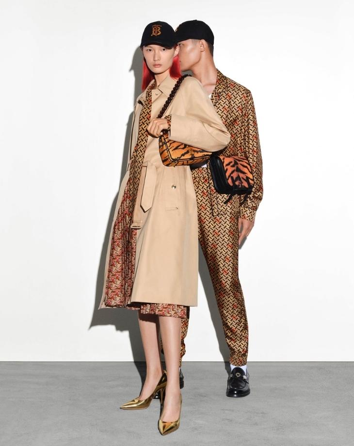 Monogram của Burberry khoác màu lông hổ