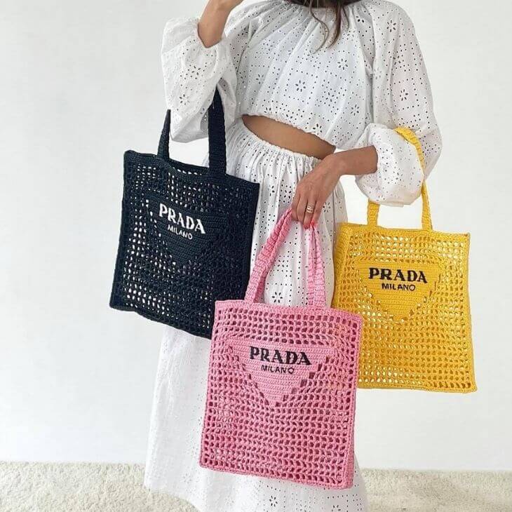 Thiết kế Raffia Tote Bag được nhà mốt sử dụng bảng màu bắt mắt
