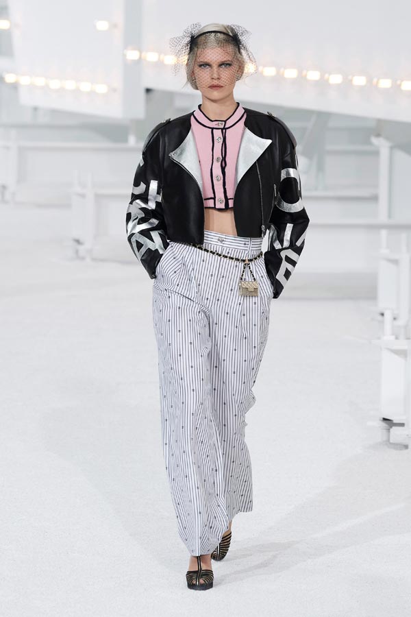 Crop Top: Chanel Xuân Hè 2021