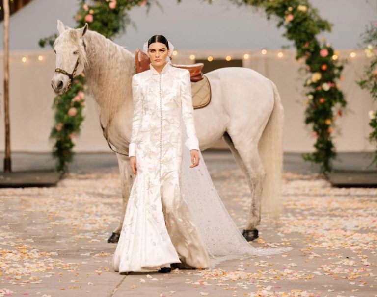 Lola Nicon và chú ngựa xuất hiện trong buổi trình diễn BST haute couture của Chanel cho mùa Xuân Hè 2021