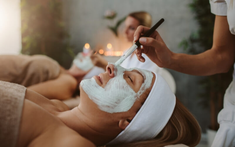 Đi spa cùng mẹ chồng