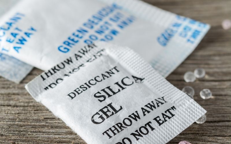 Gói hút ẩm cũng là một cách bảo quản túi xách da cho bạn