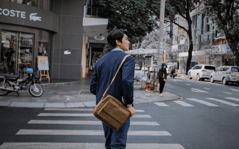 Cách chọn túi xách đi chơi cho nam