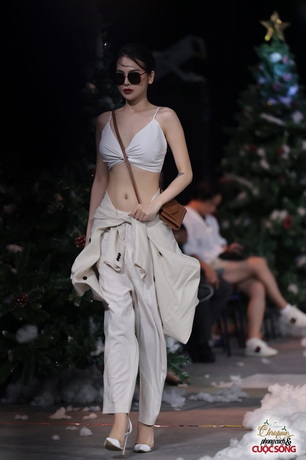 BST Urbune Christmas 2022 của Lee&Tee tại chương trình Phong cách và Cuộc sống - 9