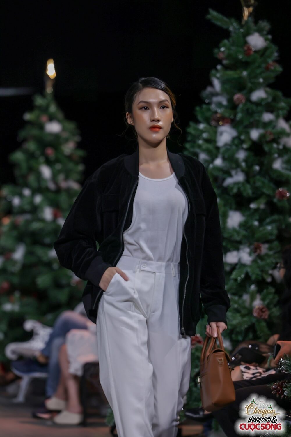 BST Urbune Christmas 2022 của Lee&Tee tại chương trình Phong cách và Cuộc sống - 16