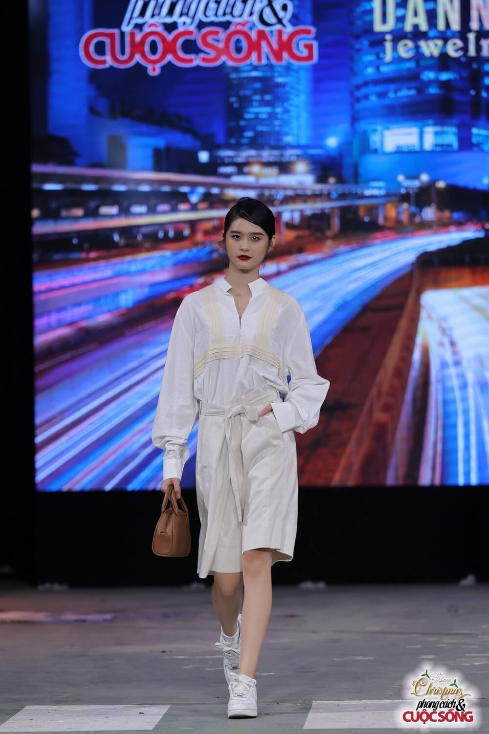 BST Urbune Christmas 2022 của Lee&Tee tại chương trình Phong cách và Cuộc sống - 21