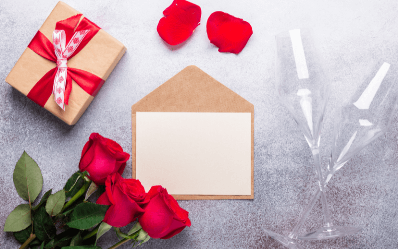 Thiệp và hoa là món quà nhỏ nhưng ý nghĩa