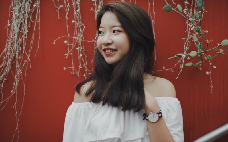 Quần baggy jean và áo trễ vai