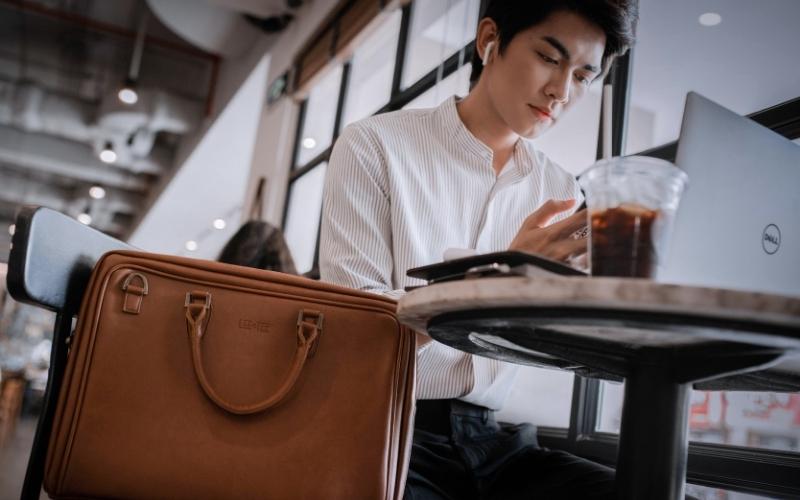 Đặc điểm của túi đeo chéo đựng laptop