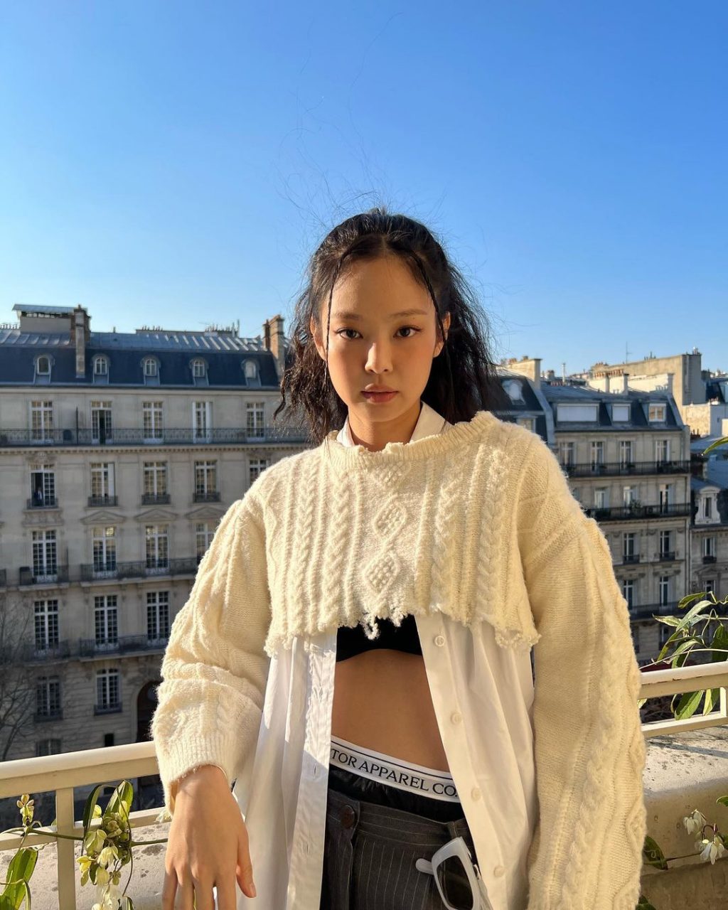 quần cạp trễ với chiếc cropped sweater.