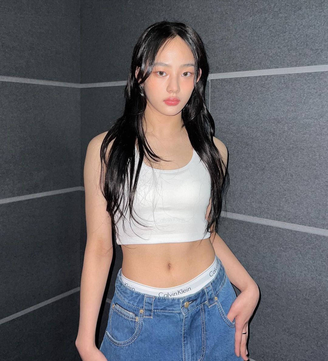 NewJeans Minji mặc Calvin Klein.